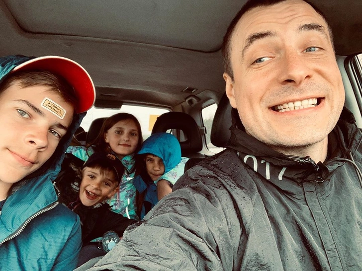 Евгений Цыганов с детьми