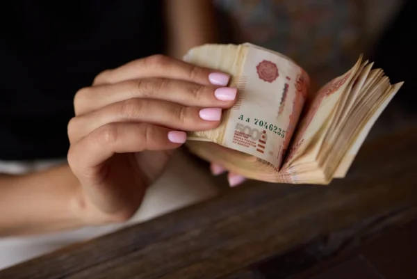 Денежный маникюр на апрель-2025: 7 вариантов нейл-дизайна, которые привлекут успех