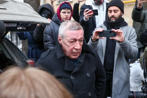 Держит пост, ходит в храм: как живет Ефремов на воле