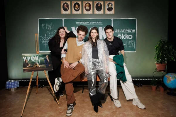На премьере сериала «Урок» Борисов и Колокольников с женами вели себя как школьники