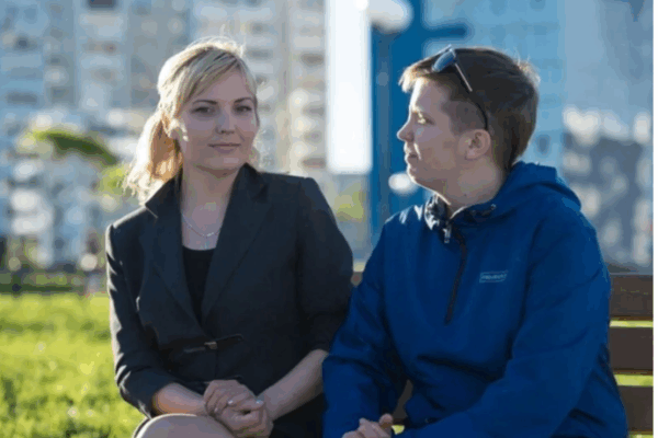 Одна из разделенных 35 лет назад сиамских близнецов родила дочь: ее сестра чувствовала токсикоз и схватки