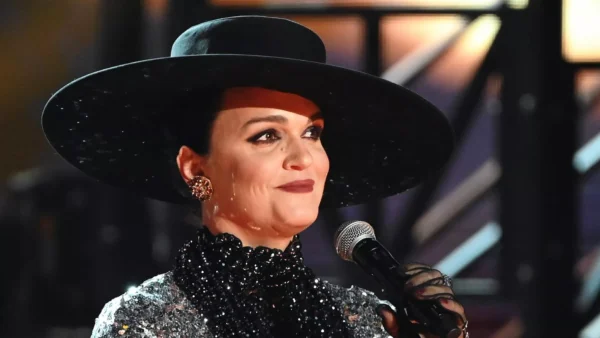 Певица Слава заплатила за перелет 300 тыс