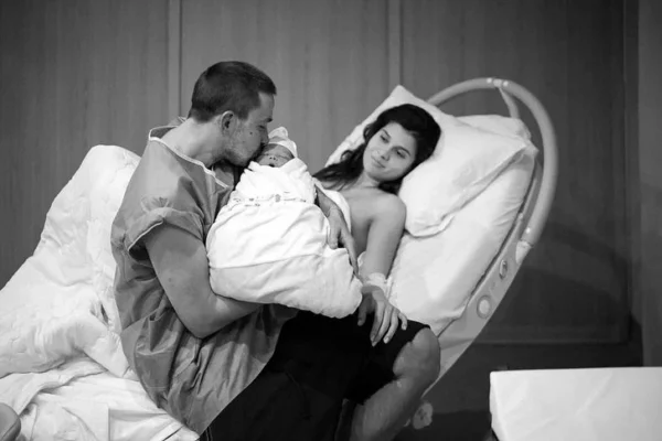 Счастливый Александр Петров впервые вышел в свет в статусе отца