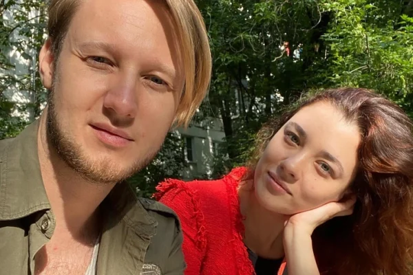 Солист группы «Челси» рассказал, как умерла его жена: «Дом был полон детей, хотел, чтобы они этого не видели»