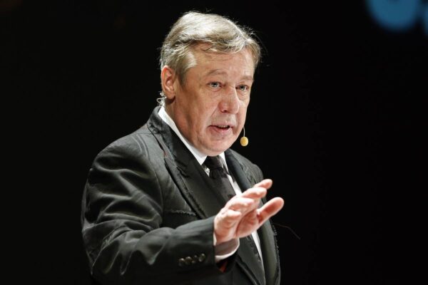 Затворничество Ефремова объяснили