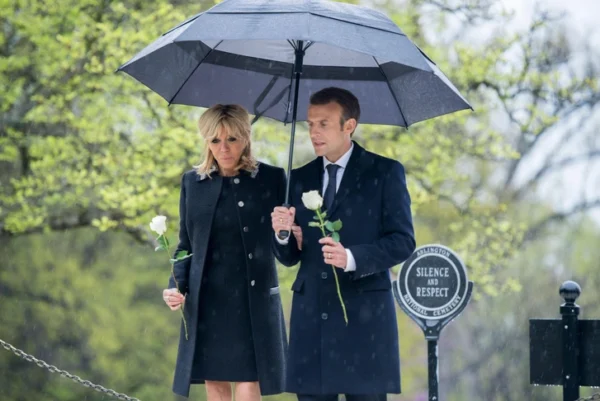 Эти жесты выдают настоящие отношения Макрона с женой