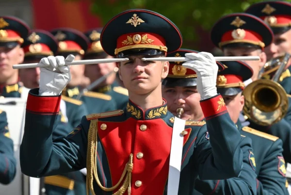 Курсантки маршировали под «Катюшу», в небе растянулся триколор: Парад Победы на Красной площади в 20 фото