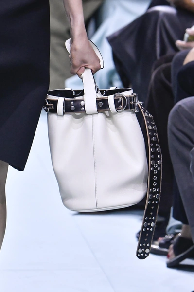 Prada весна-лето 2025