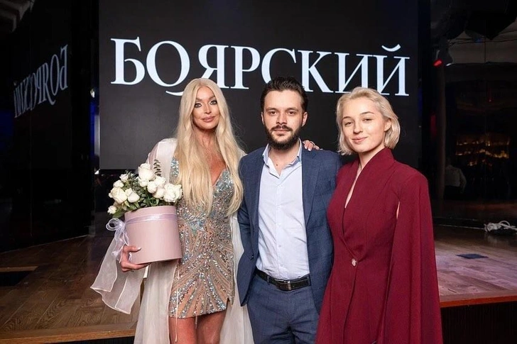 Анастасия Волочкова с дочерью и зятем 