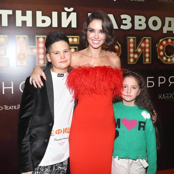Агата Муцениеце с сыном и дочерью
