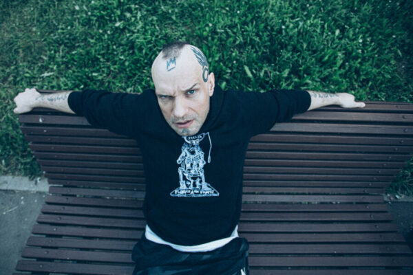 Пианист-пироман поджег дверь Лигалайза: «Привет врагу и предателю»