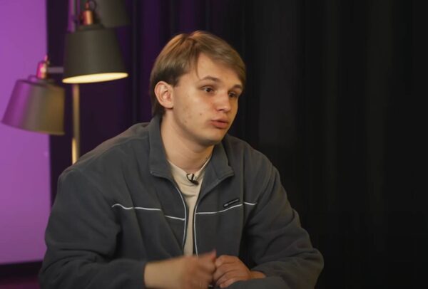 Популярный в России комик отдохнул за границей с двумя сломанными руками