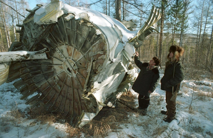Обломки самолета на месте крушения