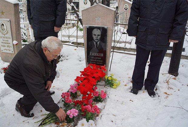 Могила Владимира Ежикова
