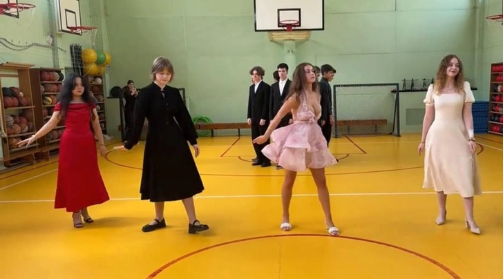 Виктория с одноклассниками