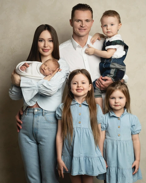Дмитрий Тарасов и Анастасия Костенко с детьми