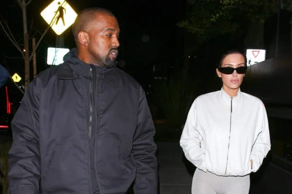 Запрещенная на приличных мероприятиях Бьянка Цензори шокирует своей наготой людей на рынке