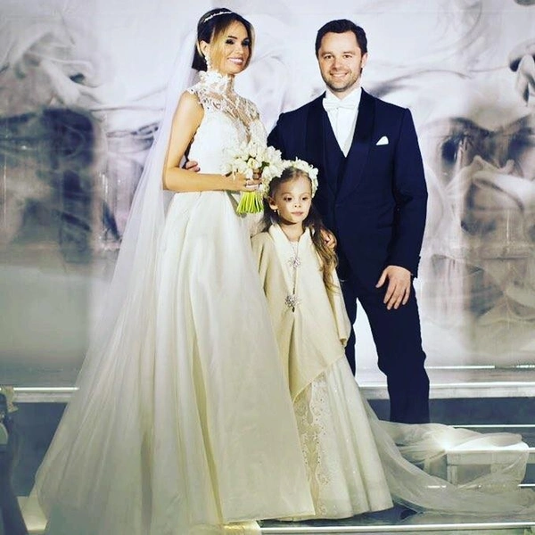 Ирина Маирко и Виталий Гогунский с дочерью | Источник: Instagram (запрещенная в России экстремистская организация)