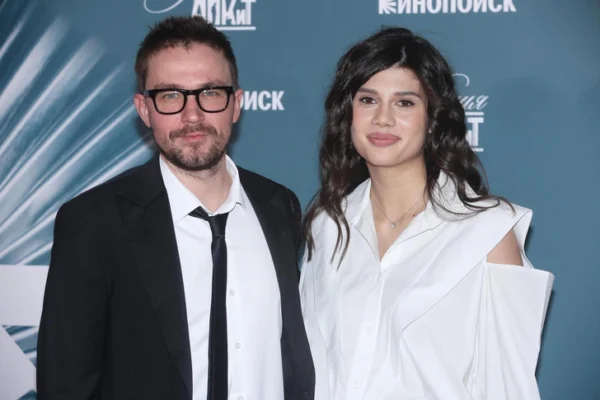 Безумно влюбленный Петров обратился к жене: «Ого, отвал башки какая ты красивая»