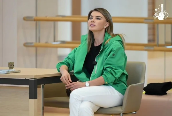 Черное кимоно и строгий взгляд: Алина Кабаева появилась в неожиданном образе