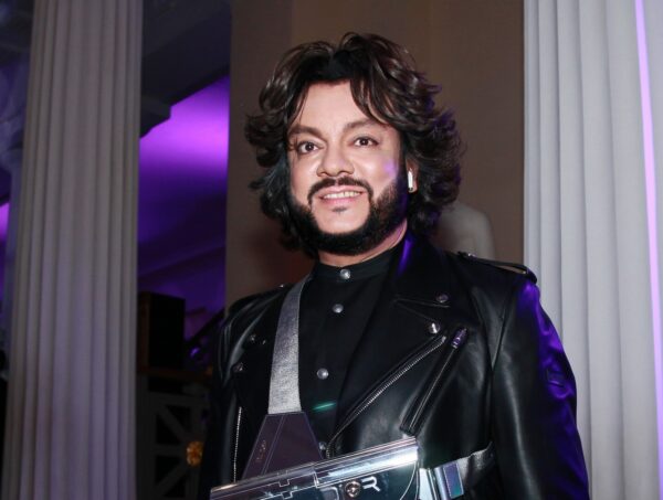 Филипп Киркоров показал поврежденную после ожога руку на встрече с Игорем Крутым