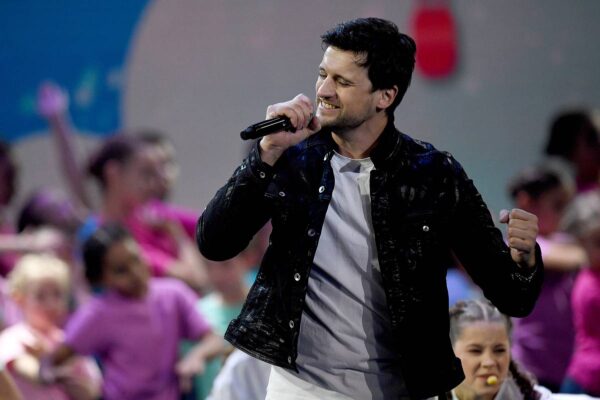 Известный певец рассказал о приятных прикосновениях фанатов