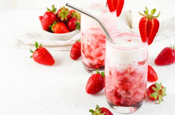 Клубника, чай и сырная шапочка: готовим дома самый модный напиток лета-2025