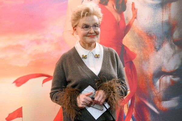 Малышева замахнулась на участника передачи и пригрозила ему дракой