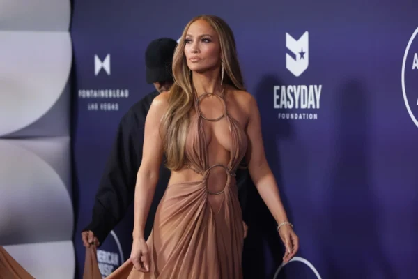 Не решилась в 20, но надела в 55 лет: боди мести Дженнифер Лопес