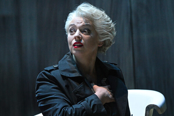 Нелли Уварова поседела и изменилась до неузнаваемости: от Кати Пушкаревой остались лишь бездонные глаза