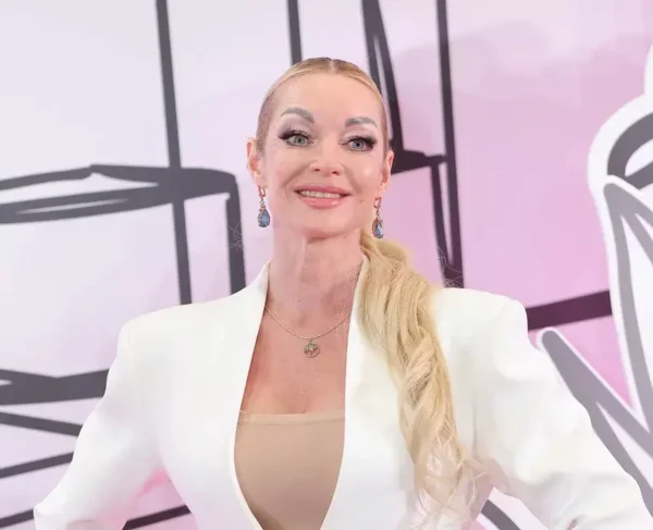 «Они никого не пускают в этот мир»: Волочкова заявила, что не лезет в семейную жизнь дочери