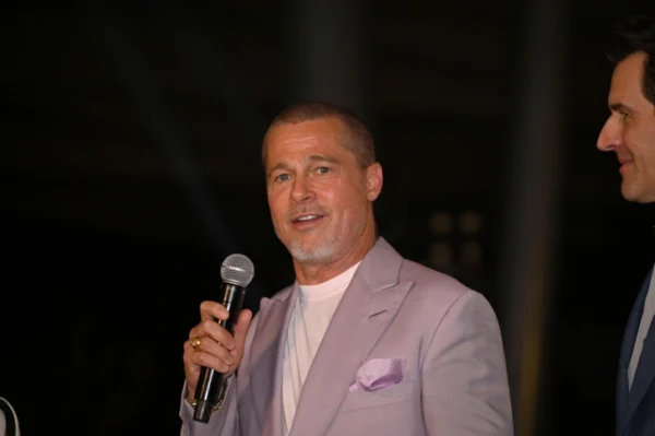 Ради молодой невесты 61-летний Брэд Питт идет на любые фэшн-эксперименты — фото