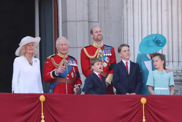 Шарлотта и Кейт Миддлтон выгуляли парные наряды, принц Луи стал главной звездой: королевская семья на Trooping the Colour