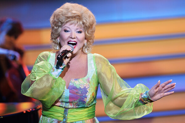 Сначала на похороны не пришла, а теперь поет и пляшет: народ возмущен поведением потерявшей сына Екатерины Шавриной