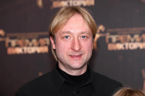 Стало известно, сколько заплатил Плющенко за «лисьи глазки»