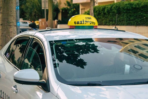 Уехавший в Израиль бывший ведущий Первого канала пошутил о ценах в стране