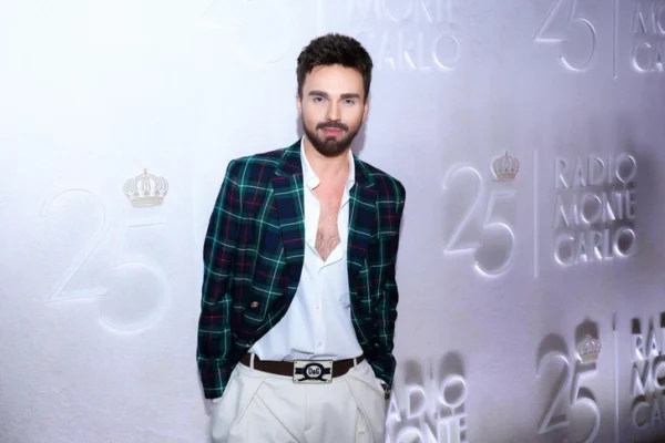 В чем пойти на турнир по гольфу? Подольская — в белом шелке, Воробьева — в голубом мини