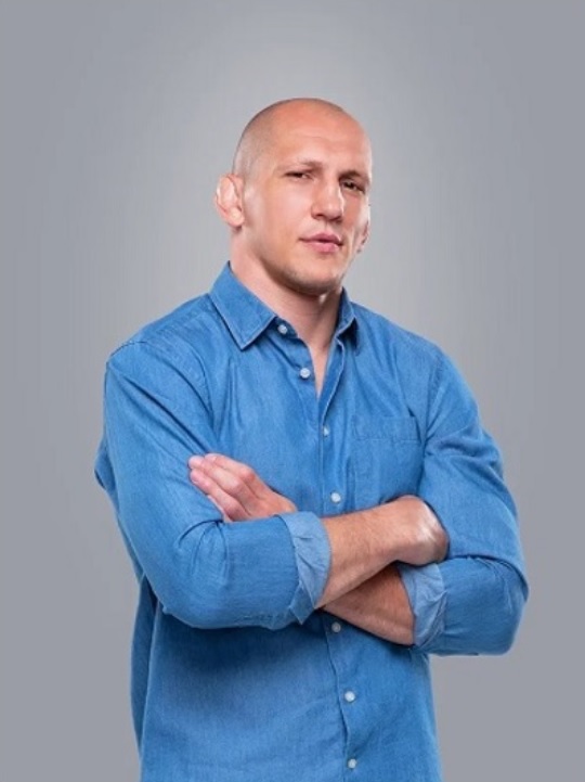 ВЕДУЩИЙ ТЕЛЕКАНАЛА «ЧЕ!» ВЯЧЕСЛАВ ВАСИЛЕВСКИЙ ОРГАНИЗУЕТ БЕСПЛАТНЫЕ ВОСКРЕСНЫЕ ТРЕНИРОВКИ В ПАРКЕ