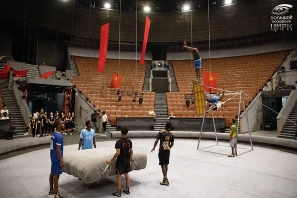 19-летний гимнаст разбился на «русских качелях» в Московском цирке