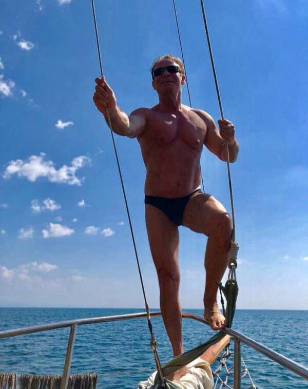 69-летний Ефим Шифрин продемонстрировал накаченный торс