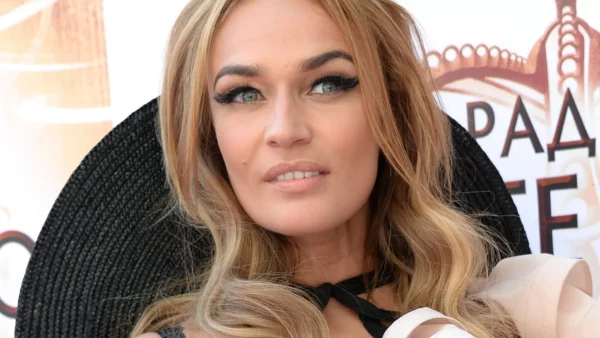 Алена Водонаева в откровенном виде снялась у вокзала в Нью-Йорке