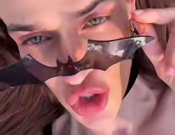 Алена Водонаева в платье с откровенным декольте отдохнула на кладбище