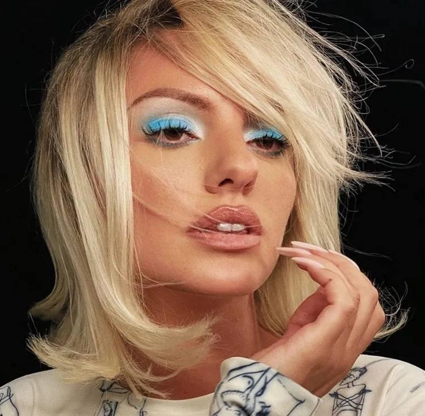 Baby blue: самый эффектный макияж лета, который не прощает ошибок | woman.ru