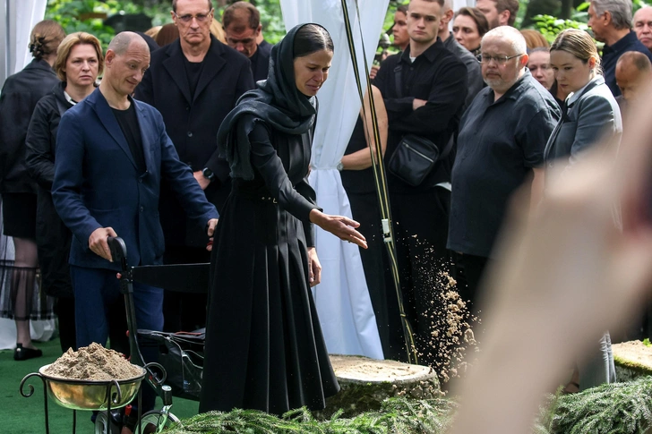 Полина Копылова на похоронах