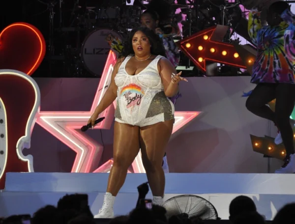 Фото Лиззо до и после похудения на 45 кг шокируют