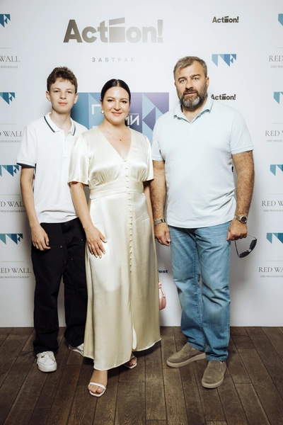 Оксана Михеева с сыном и Михаил Пореченков