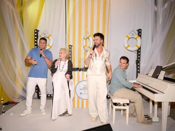 Лариса Долина читала рэп, Панайотов пел а капелла: звездный дуэт на пляже Monte Carlo в Сочи