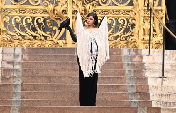 Лебедушка Дуа Липа, Карди Би с ручным вороном и роковая Литвинова собрались на шоу Schiaparelli