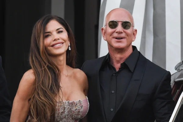 Медовый месяц под грифом секретно: Лорен Санчес поделилась первым видео