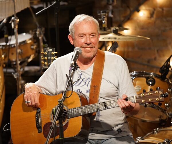 «От силы стоит 2 тысячи»: Юрий Лоза высмеял продавцов чехла от гитары Андрея Макаревича*